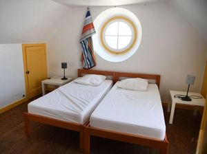 Tips dari Pramugari: Lempar Botol ke Kolong Kasur Hotel, Buat Apa?