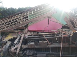 Sopir Terjepit Usai Truk Hantam Rumah di Bogor, Warga Evakuasi Pakai Linggis