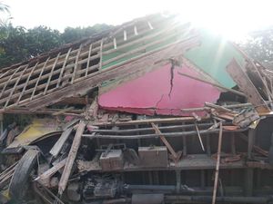Sopir Terjepit Usai Truk Hantam Rumah di Bogor, Warga Evakuasi Pakai Linggis Sopir Terjepit Usai Truk Hantam Rumah di Bogor, Warga Evakuasi Pakai Linggis