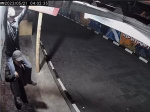 Terekam CCTV! Saat Maling Saling Gendong Buat Curi Lampu Toko