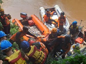 Duka Ayah dan Anak Hanyut di Selokan Ditemukan Tak Bernyawa