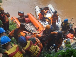 Anak yang Hanyut Bersama Ayahnya di Selokan Pamulang Tangsel Ditemukan Tewas