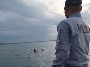 Bakamla Evakuasi Korban Kecelakaan Perahu Bocor di Perairan Teluk Kendari Bakamla Evakuasi Korban Kecelakaan Perahu Bocor di Perairan Teluk Kendari