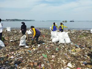 Pandawara Bareng Warga Bersihkan Pantai di Banten, Sampah Capai Ribuan Karung