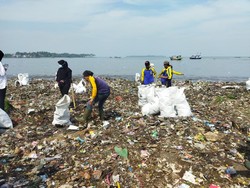 Pandawara Bareng Warga Bersihkan Pantai di Banten, Sampah Capai Ribuan Karung