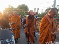 Warga Brebes Sambut Kedatangan 32 Biksu Thudong dari Thailand