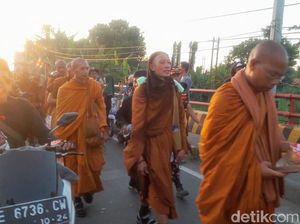 Warga Brebes Sambut Kedatangan 32 Biksu Thudong dari Thailand Warga Brebes Sambut Kedatangan 32 Biksu Thudong dari Thailand