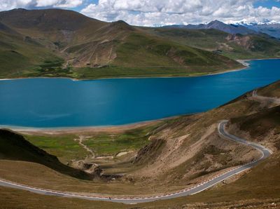 Birunya Danau Suci Yamdrok di Puncak Pegunungan Tibet