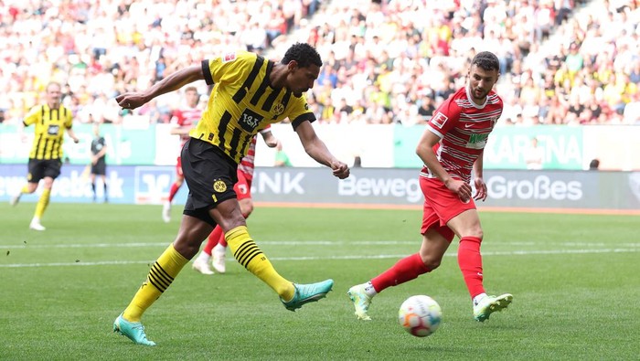 AUGSBURG, GERMANY - MAY 21: Sebastien Haller of Borussia Dortmund scores the teams first goal during the Bundesliga match between FC Augsburg and Borussia Dortmund at WWK-Arena on May 21, 2023 in Augsburg, Germany. (Photo by Alex Grimm/Getty Images)