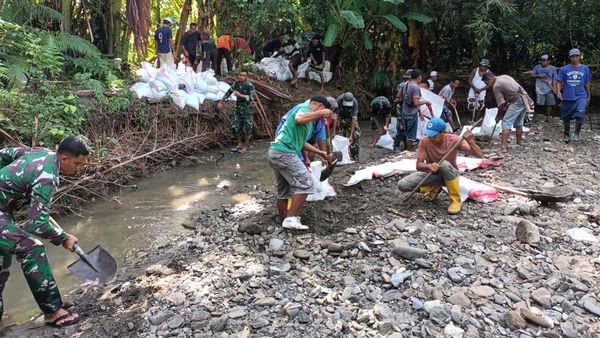 Cegah Banjir, Satgas Yonarmed 1 Kostrad Bangun Tanggul Sungai