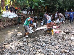 Cegah Banjir, Satgas Yonarmed 1 Kostrad Bangun Tanggul Sungai