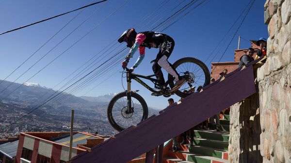 Aksi Pebalap Sepeda Downhill Taklukkan Perkotaan Bolivia