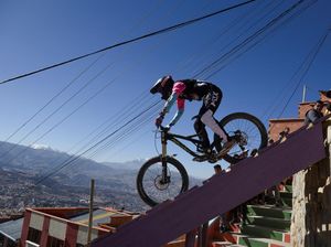 Aksi Pebalap Sepeda Downhill Taklukkan Perkotaan Bolivia Aksi Pebalap Sepeda Downhill Taklukkan Perkotaan Bolivia