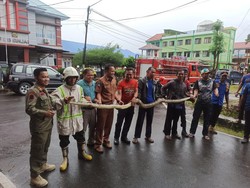 Ular Piton 5 Meter Muncul di Lapak PKL Sinjai, Damkar Evakuasi