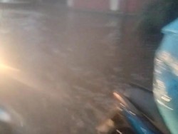 Jalan Jambore Cibubur Jaktim Tergenang Usai Hujan Deras