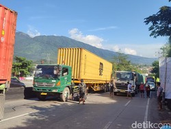Ada 2 Truk Tronton Mogok, Jalan Semarang-Ungaran Macet Pagi Ini