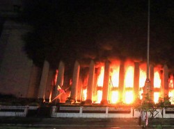 Ganasnya Kebakaran Hanguskan Kantor Pos Utama Filipina Usia 100 Tahun