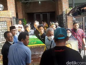 Eeng Saptahadi Dimakamkan di Cileungsi, Deretan Artis Melayat ke Rumah Duka Eeng Saptahadi Dimakamkan di Cileungsi, Deretan Artis Melayat ke Rumah Duka