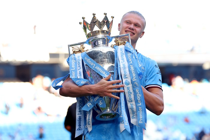 MANCHESTER, ENGLAND - MAY 21: Erling Haaland of Manchester City celebrates with the Premier League trophy following the Premier League match between Manchester City and Chelsea FC at Etihad Stadium on May 21, 2023 in Manchester, England. (Photo by Catherine Ivill/Getty Images)