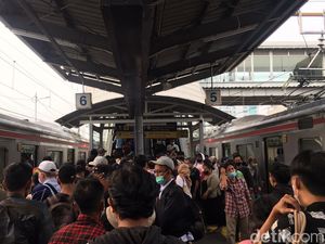 Penumpang KRL Keluhkan Rencana Maintenance Panjang Eskalator Stasiun Tn Abang