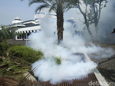 Fogging Asrama Haji Embarkasi Jakarta Jelang Kedatangan Calon Jamaah