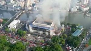Gedung Kantor Pos Pusat Manila Terbakar