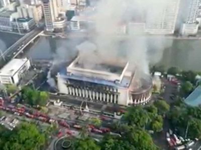 Gedung Kantor Pos Pusat Manila Terbakar