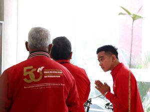 Gibran Penuhi Panggilan PDIP, Langsung Salim ke Hasto