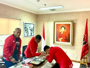 Dipanggil PDIP ke Jakarta, Gibran Diberi 2 Buku oleh Hasto