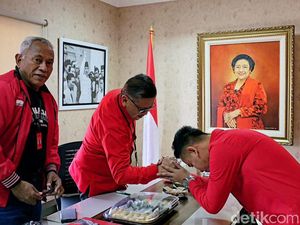 Momen Gibran Salim ke Hasto saat Penuhi Panggilan PDIP