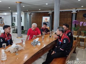 Ajak Makan Malam Tim Garuda Muda Asal Jateng, Ganjar Beri Pertanyaan Ini Ajak Makan Malam Tim Garuda Muda Asal Jateng, Ganjar Beri Pertanyaan Ini