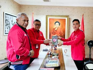 Hasto Beri Buku soal Bung Karno dan Mega ke Gibran yang Dipanggil PDIP