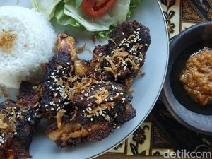 Bikin Ketagihan! Iga Bakar Mas Babin Bertabur Wijen di Pacitan Bikin Ketagihan! Iga Bakar Mas Babin Bertabur Wijen di Pacitan