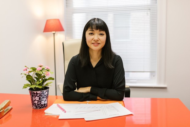 Kamu juga bisa menghiasi meja kerjamu dengan tanaman kecil atau aquarium kecil dengan ikan hias yang berwarna terang agar pikiran terasa tenang dan jernih/Foto: pexels.com/rdne