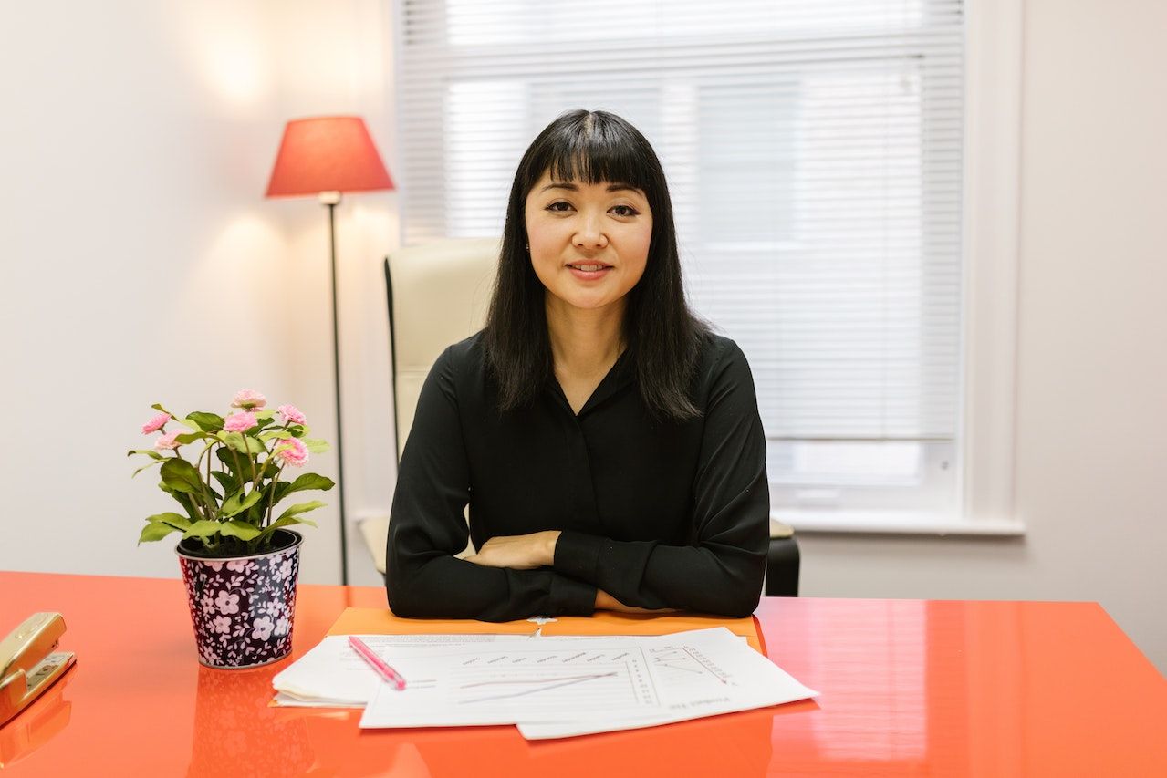 Kamu juga bisa menghiasi meja kerjamu dengan tanaman kecil atau aquarium kecil dengan ikan hias yang berwarna terang agar pikiran terasa tenang dan jernih/Foto: pexels.com/rdne