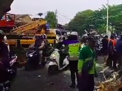 Pohon Tumbang di Jalan Juanda Depok Arah Jalan Raya Bogor Bikin Macet