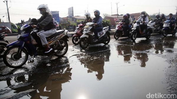 Lama Rusak, Jalan Sudirman Kranji Bekasi Menanti Perbaikan