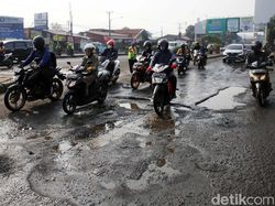 Perbaikan Jalan di Kranji Belum Mulai, Besi Tulangan Beton Masih Dirakit