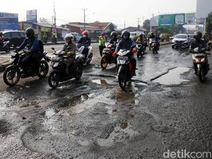 Perbaikan Jalan di Kranji Belum Mulai, Besi Tulangan Beton Masih Dirakit