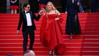 Jennifer Lawrence Kenakan Gaun Dior dan Sandal Jepit di Cannes Film Festival