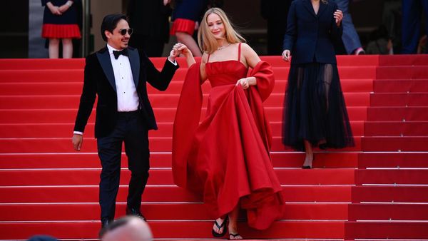 Jennifer Lawrence Kenakan Gaun Dior dan Sandal Jepit di Cannes Film Festival