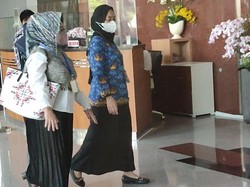 Reihana Kadinkes Lampung Tak Lagi Tutupi Wajah Pakai Majalah di KPK
