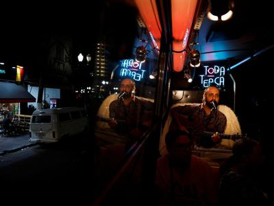 Keren! Bus di Sao Paulo Brasil Disulap Jadi Panggung Konser Berjalan