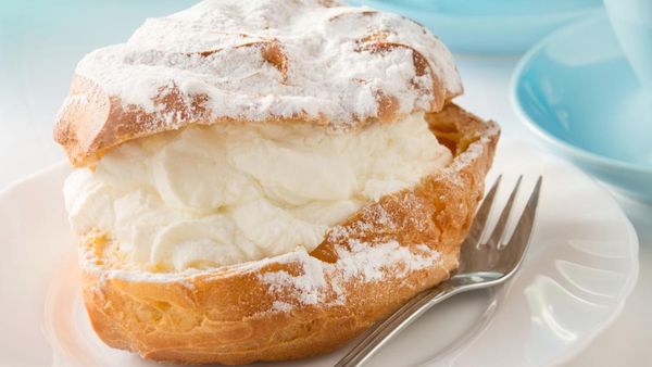 20 Kue Soes yang Isiannya Creamy Lumer Ada di Sini!