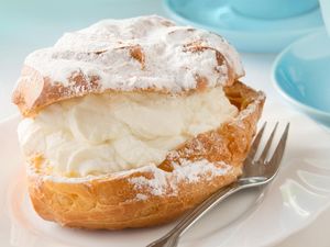 20 Kue Soes yang Isiannya Creamy Lumer Ada di Sini! 20 Kue Soes yang Isiannya Creamy Lumer Ada di Sini!