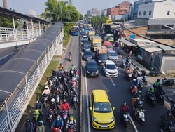 Lalin di Daan Mogot Jakbar Macet, Motor Terobos Jalur TransJakarta
