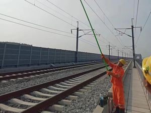 Bahaya! Jangan Main Layang-layang di Dekat Jalur Kereta Cepat