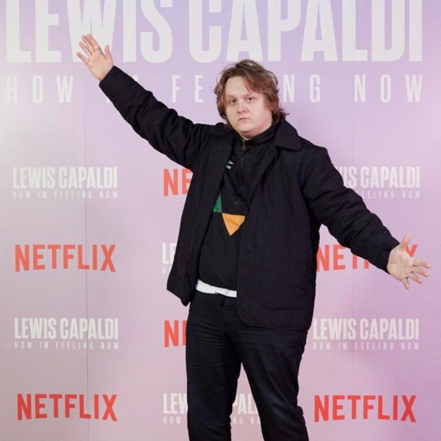 Lewis Capaldi adalah penyanyi sekaligus penulis lagu asal Skotlandia