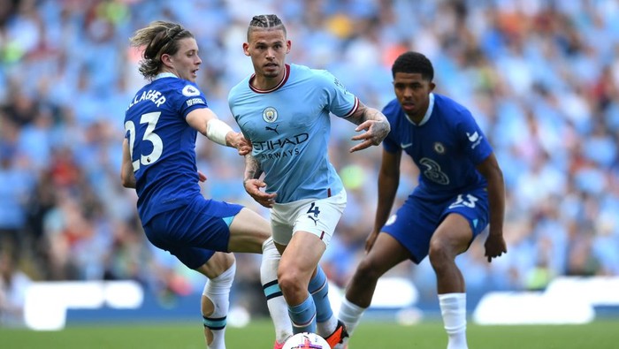 MANCHESTER, ENGLAND - MAY 21: Kalvin Phillips of Manchester City is challenged by Conor Gallagher of Chelsea during the Premier League match between Manchester City and Chelsea FC at Etihad Stadium on May 21, 2023 in Manchester, England. (Photo by Shaun Botterill/Getty Images)
