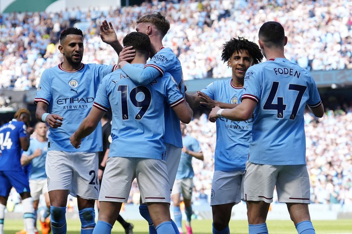 Manchester Citys Julian Alvarez, second left, celebrates after scoring his sides opening goal during the English Premier League soccer match between Manchester City and Chelsea at the Etihad Stadium in Manchester, England, Sunday, May 21, 2023. (AP Photo/Jon Super)